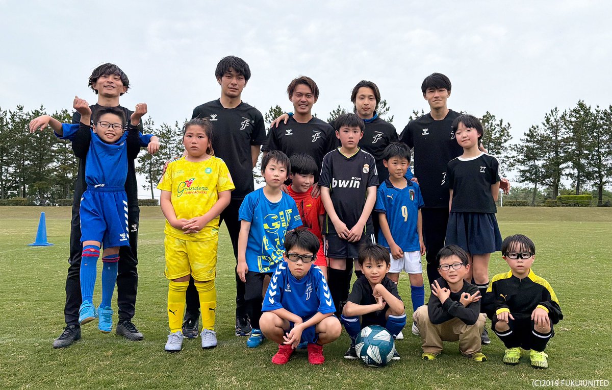fkiutd_official's tweet photo. 👦🏻地域貢献活動👧🏻
テクノポート福井総合公園主催「福井ユナイテッドFCサッカー教室」を開催しました⚽️

#立山大祐 選手、 #和田俊星 選手、 #今道恭 選手、 #和泉颯 選手が参加し、小雨が降るなか約1時間身体を動かして楽しみました✨
ご参加いただいた皆さんありがとうございました🙌🏻

#fukuiunited https://t.co/DeqsQG6XUz