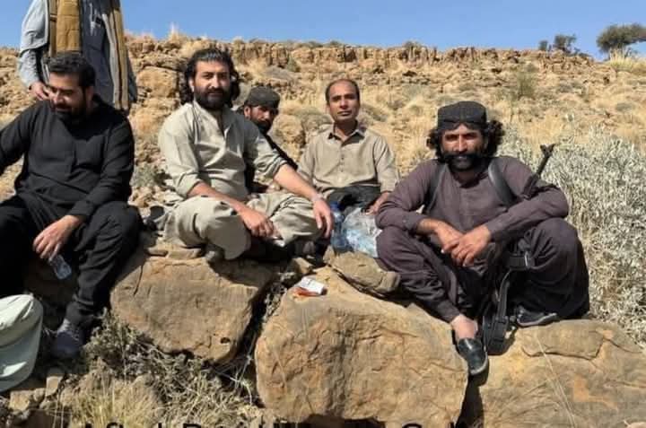 فتنہ الہندوستان بی ایل ایف دہشت گرد کے کے خلاف بگٹی مسوری قبائل کا جنگ رات سے جاری ہے ضلع بارکھان کے علاقے بغاوو میں 
جس کی سربراہی وزیراعلی بلوچستان سرفراز بگٹی کے چھوٹے بھائی میرافتاب بگٹی اور کزن حاجی خان محمد بگٹی کررہے ہیں 
ذرائع بتا رہے ہیں BLF نے کل رکنی سے ایک بے گناہ