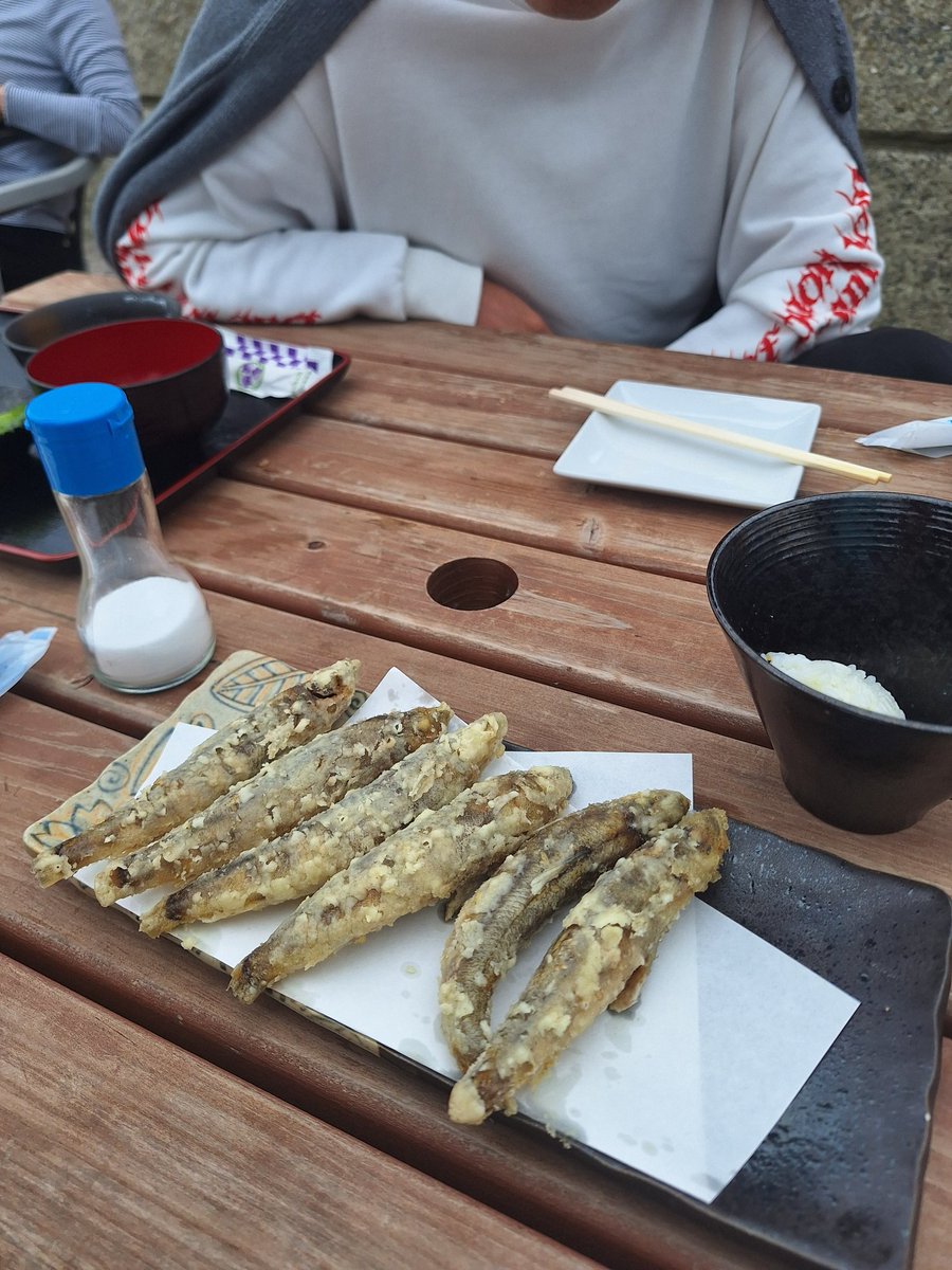 DriveMyCar52's tweet photo. お昼は伊勢海老🦐やハマグリ🦪酒蒸し、ふわっふわなメヒカリの唐揚などを食す。
at 　海老小屋　健丸さん
何度手洗いなどしても手指と口鼻回りのエビの香りは落ちません😅 https://t.co/dUGDQYxetE