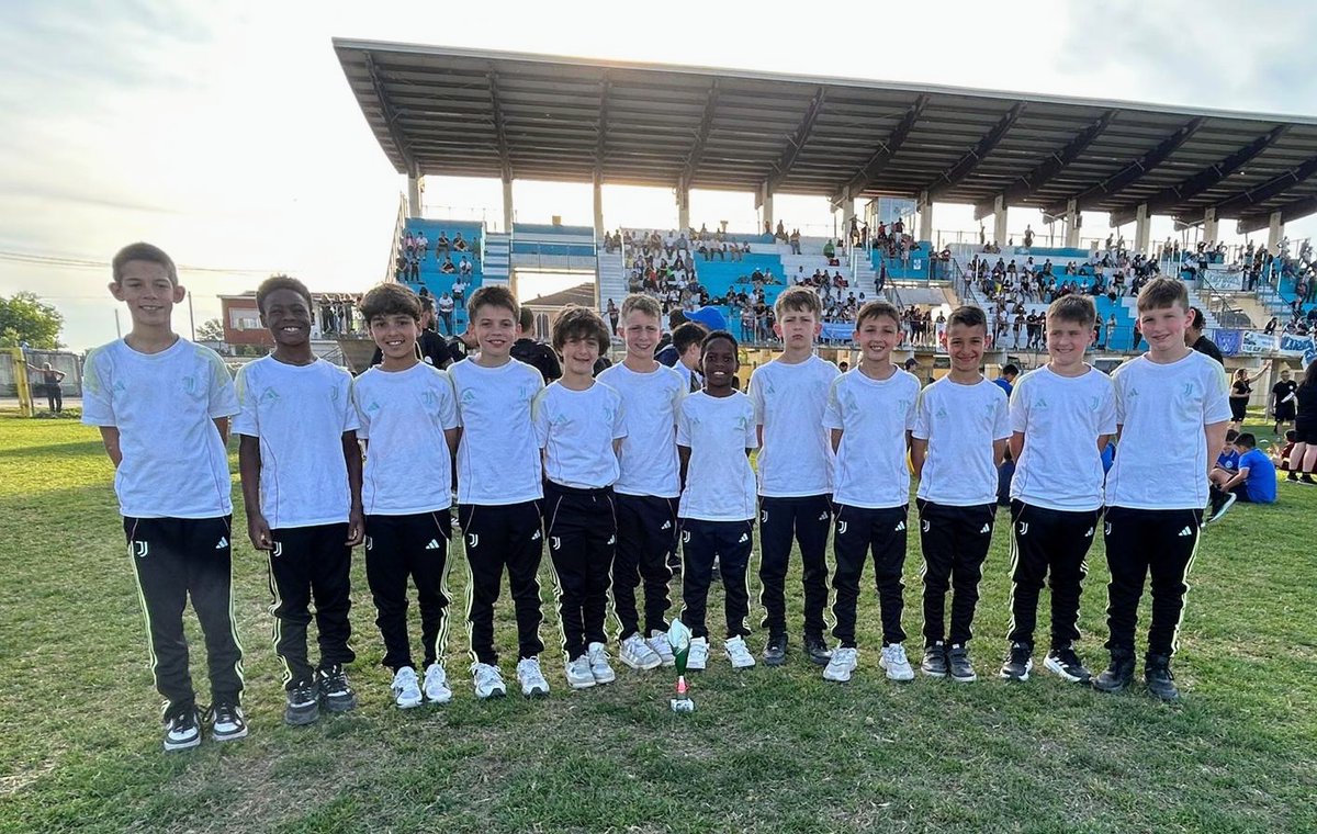GiovaniBN's tweet photo. 🥈 #Juventus, l'#Under9 (Pulcini 2017) di Mr. Perla seconda classificata al Torneo Città di Trino (categoria U10).
👊 #ForzaJuve ⚪️⚫️ https://t.co/l4pX18Ae10