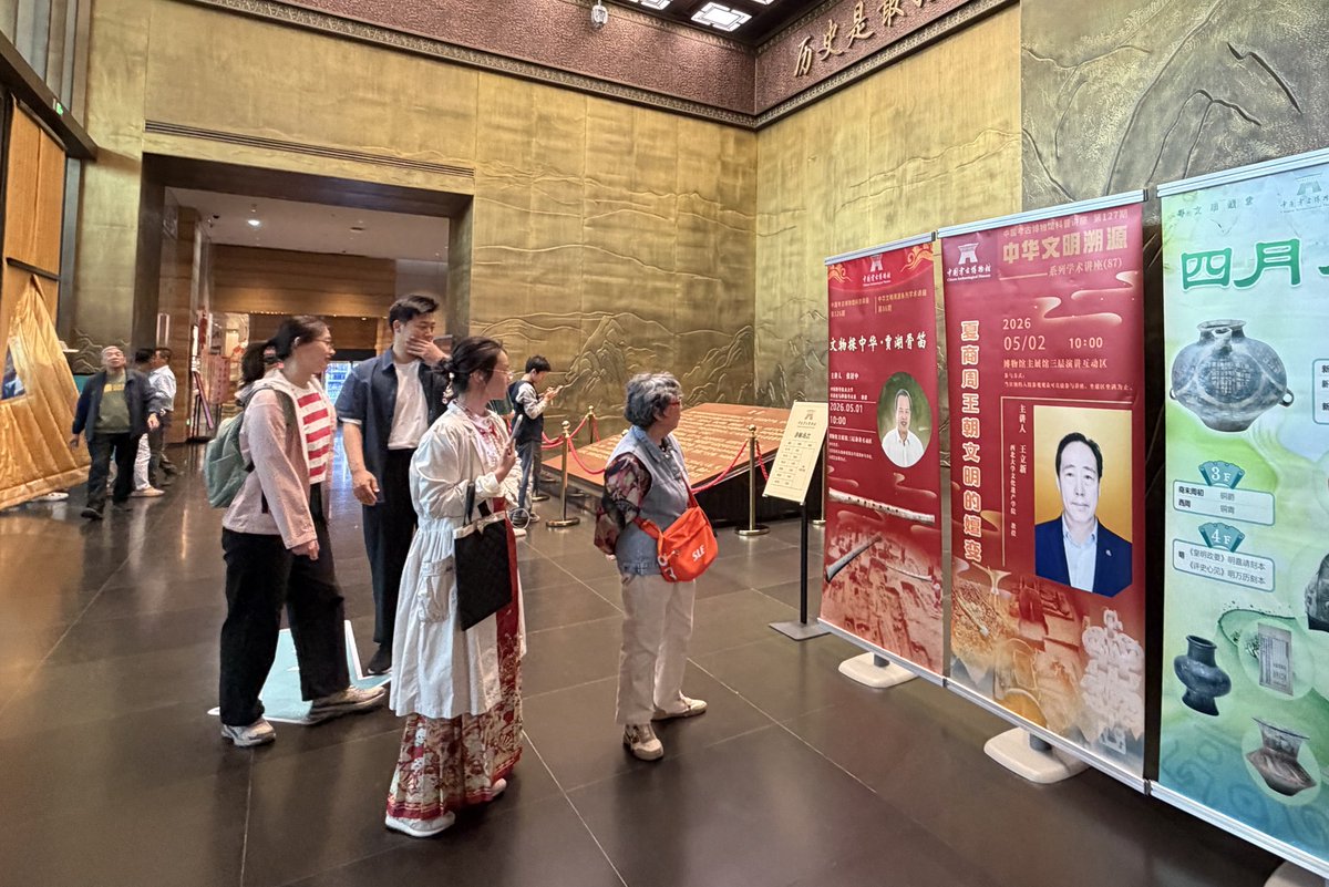BeijingEvening's tweet image. 中国考古博物馆延时开放，考古人开“脱口秀”场场爆满
Stand-up comedy in a museum? This May Day holiday, real archaeologists at the China #Archaeological Museum in #Beijing took the mic, spilling backstage secrets and reopening 5,000 years of history with humor! #LiveLikeaChinese