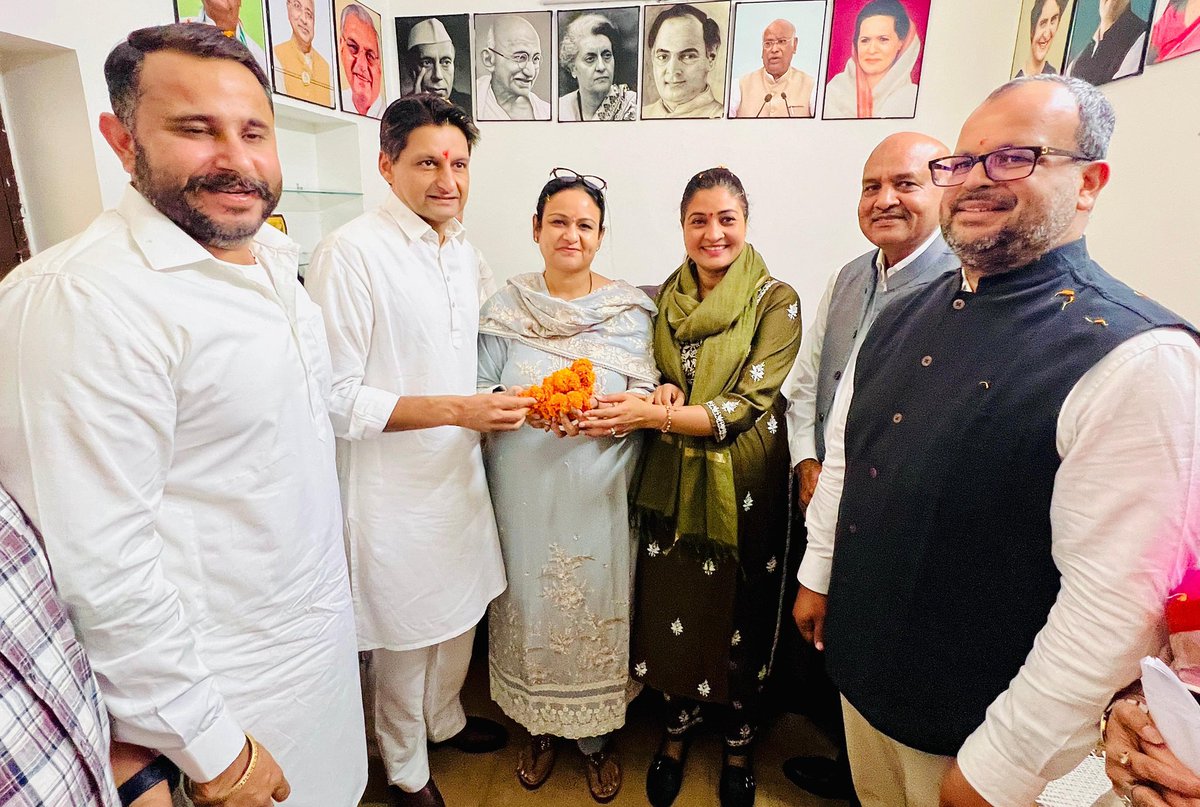 DeependerSHooda's tweet photo. आज HPCC मुख्यालय, चंडीगढ़ में नेता प्रतिपक्ष चौ. @BhupinderShooda जी, @INCHaryana प्रदेश अध्यक्ष श्री @raonarenderinc जी और महिला कांग्रेस की राष्ट्रीय अध्यक्ष श्रीमती @LambaAlka जी की मौजूदगी में हरियाणा प्रदेश महिला कांग्रेस की नव-नियुक्त अध्यक्ष श्रीमती @pearlpataudi जी के पद ग्रहण समारोह में शामिल होकर अपनी शुभकामनाएं दीं।

मुझे पूर्ण विश्वास है कि आपके कुशल नेतृत्व में हरियाणा महिला कांग्रेस को नयी ऊर्जा मिलेगी और आप प्रदेश में महिलाओं के अधिकारों व संगठन की मजबूती के लिए पूरी निष्ठा से कार्य करेंगी। @HaryanaPMC @MahilaCongress