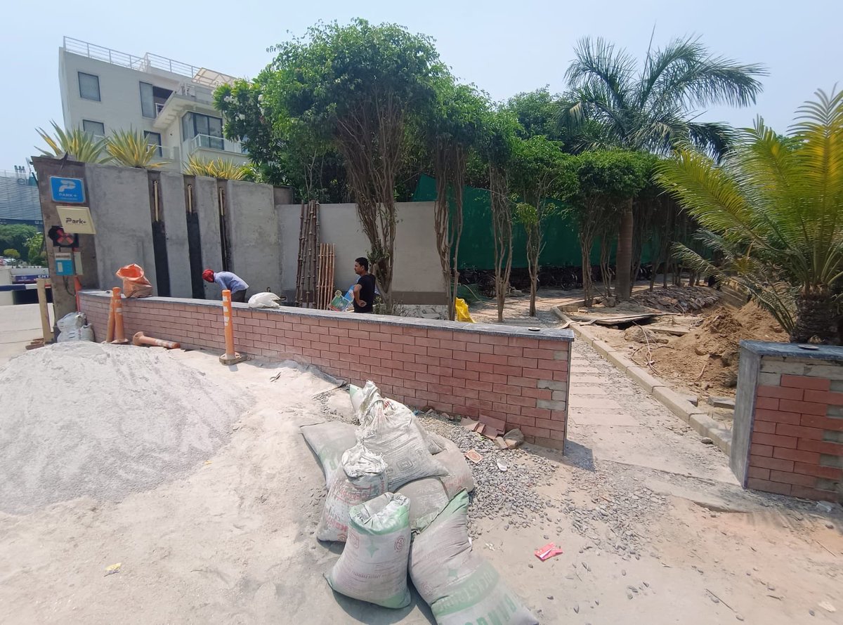 rakesh_2006's tweet photo. @MunCorpGurugram 
There is encroachment happening by tulip ivory sector 70  in green belt which will cause traffic jam and water logging in the area .pls do needful or suggest how to do official complaint 

I https://t.co/ZeoZFF6kN5