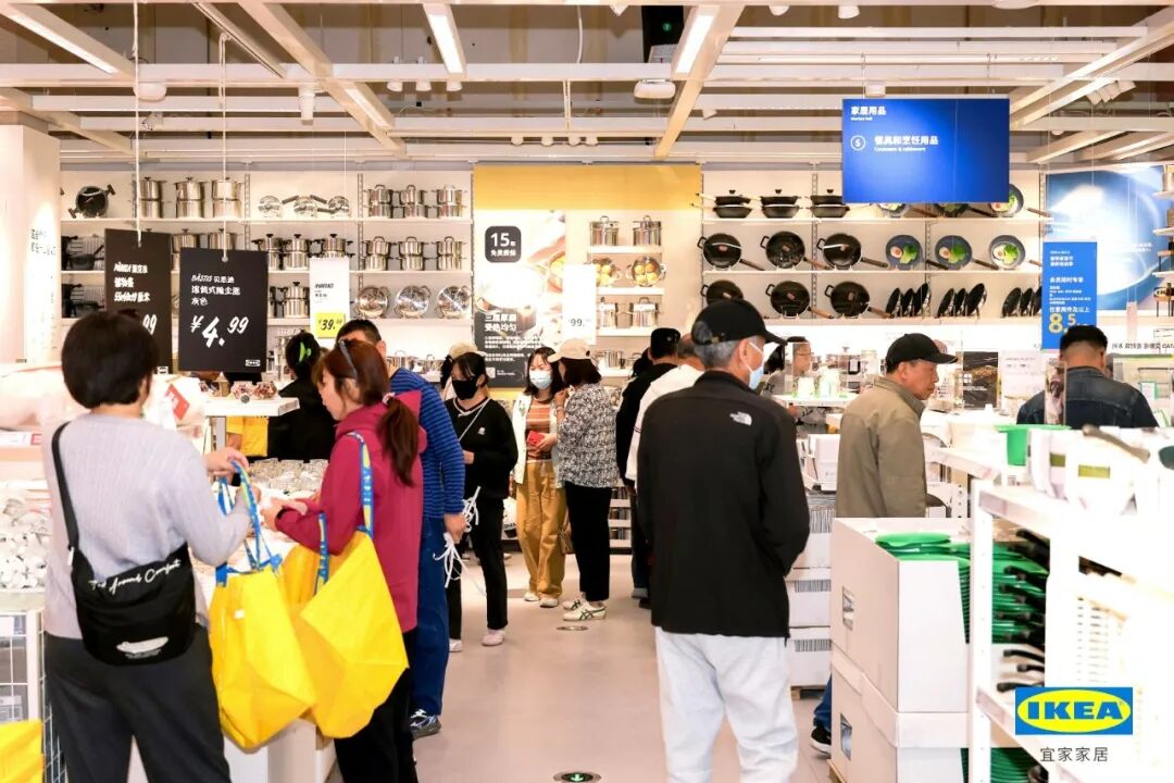 BeijingEvening's tweet image. 通州宜家首店开业迎客
IKEA opens its first store in #Beijing’s Tongzhou District. Located at the Wangfujing WellTown of the Wanli commercial and entertainment complex, it’s IKEA’s fifth in Beijing and the first in the city’s Sub-center. This 1,500 sqm gem may be compact, but it’s
