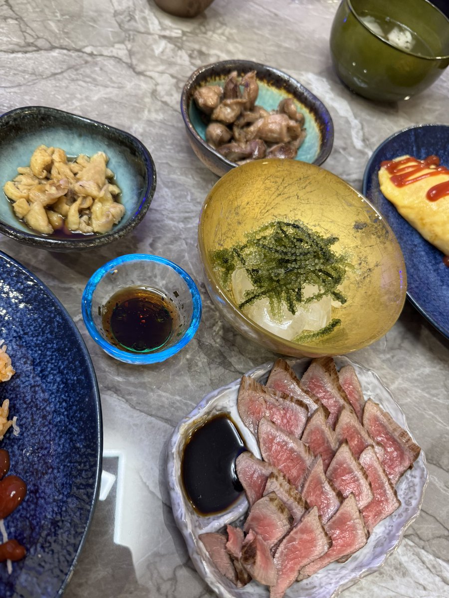 オムライスな日🍽️
おつまみは鶏皮ポン酢と牛タタキに海ぶどう！
砂肝は嫁ちゃんのやつ

わしのオムライス卵焼かなさすぎだったんだな！
今日はぱっかんとろとろ卵の練習でいつもより火通したら卵の味がよくする気がする！