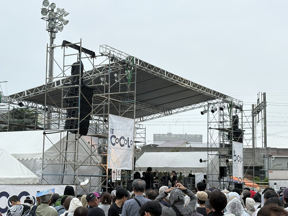 意外や意外、、、

初めての高槻ジャスストリート

ケイコ・リーさんと佐藤竹善さんの歌声が雨音といい感じに馴染んでしっとりしたステージ

聞き惚れておりました😊