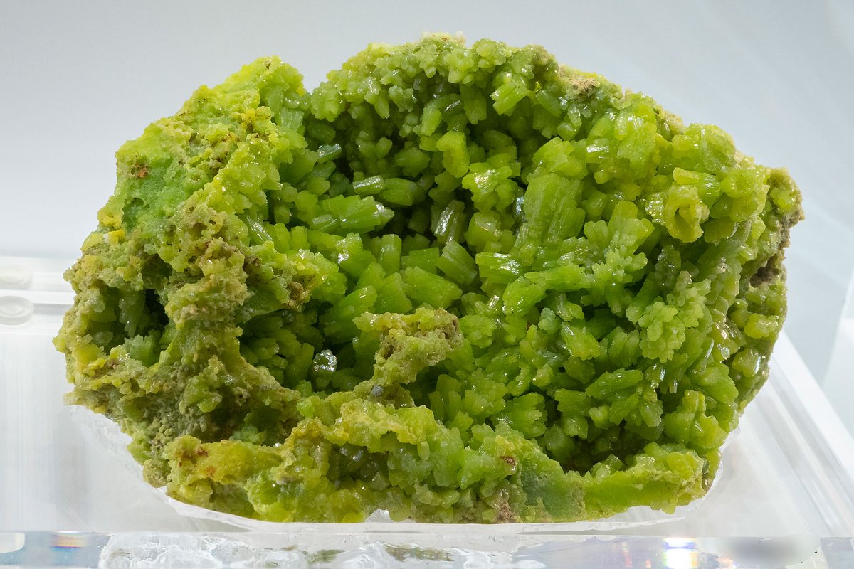 mexporg's tweet photo. Cluster of bright green #Pyromorphite crystals from San Andres Mine, Spain.
#mineral #crystal #mineralogy #mineralexpert https://t.co/JR0Phve3eH
