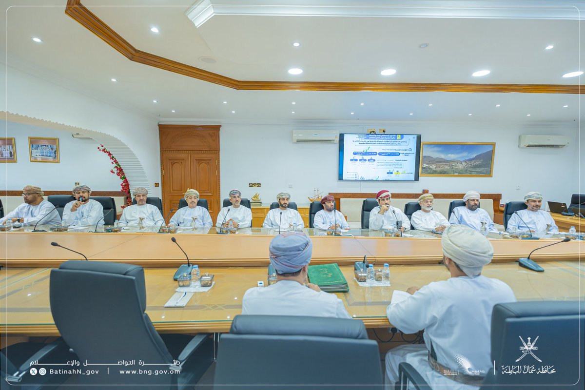 BatinahN_gov's tweet photo. عقد سعادة محمد بن سليمان الكندي، محافظ #شمال_الباطنة، صباح اليوم، بقاعة المجلس البلدي، لقاءً مع أصحاب السعادة أعضاء مجلس الشورى ممثلي ولايات المحافظة، وذلك في إطار تعزيز التكامل المؤسسي وتنسيق الجهود بين الجهات الحكومية والمجالس المنتخبة، بما يدعم تطوير الخدمات والارتقاء بجودتها. https://t.co/FIUJBe0nUR