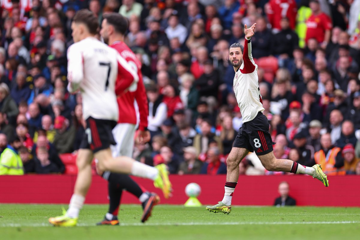 TyCSports's tweet image. ¡PARTIDAZO EN MANCHESTER!

#Liverpool aprovechó dos errores del #ManchesterUnited y, en apenas 10 minutos del complemento, igualó 2-2 el Derby de Inglaterra con goles de Gakpo y Szoboszlai.

📸 Getty