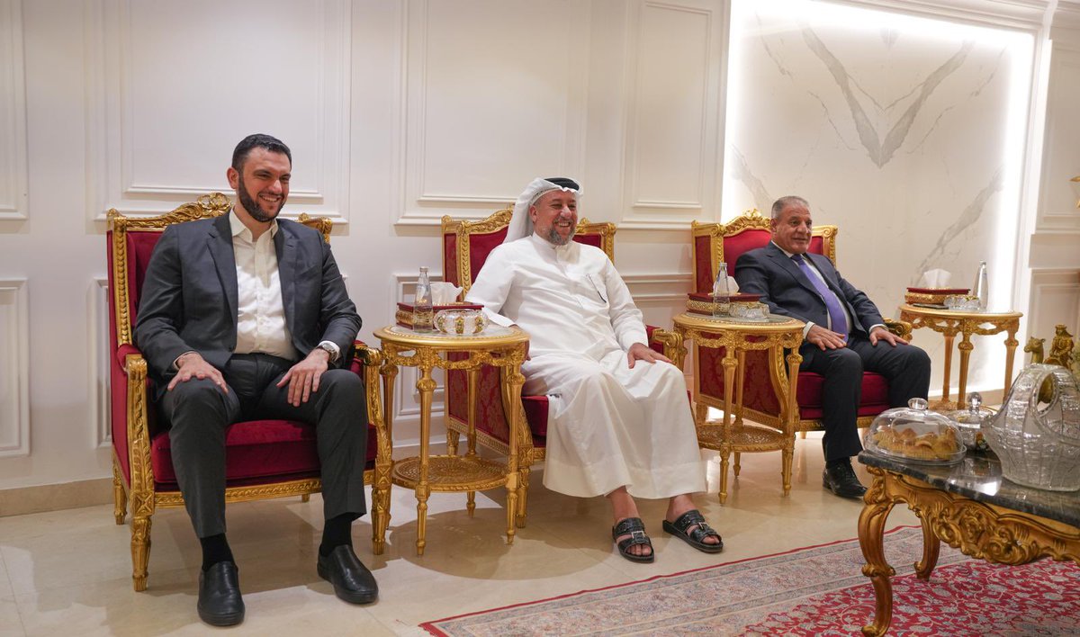 alseyadaiq's tweet photo. المجلس السياسي الوطني يعقد اجتماعاً في بغداد

عقد المجلس السياسي الوطني، يوم الأحد، 3 أيار 2026، اجتماعاً في مقر الشيخ خميس الخنجر في بغداد، بحضور رئيس مجلس النواب الأستاذ هيبت الحلبوسي وقادة الأحزاب والتحالفات المُشكِّلة للمجلس.

وشهد الاجتماع بحث ملف تشكيل الحكومة، مع التأكيد على أهمية تسريع إنجازها بما يواكب متطلبات المرحلة الراهنة.

كما ناقش المجتمعون تقديم مقترحات و رؤى لمناقشتها ضمن  المنهاج الحكومي، إلى جانب إعداد ورقة اتفاق سياسي تتناول معالجة المشكلات التي تواجه الم��افظات المحررة وأبرز التحديات والمعوقات المتراكمة للسنوات السابقة ووضع آليات وحلول لها وسيتم تداولها ومناقشتها مع الشركاء السياسيين والاتفاق عليها.

واتخذ المجلس عدداً من القرارات المهمة في هذا السياق، مشدداً على ضرورة الإسراع في تشكيل الحكومة، والعمل على توحيد الجهود لمواجهة التحديات السياسية والخدمية والاقتصادية.
