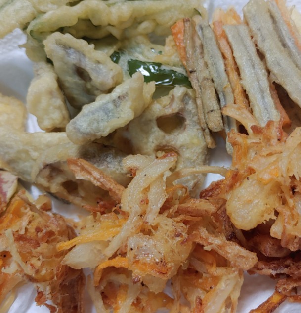 mai2cute's tweet photo. 岩手県で、揚げたて天ぷら食べ放題。
いつもは冷たい麺とだけど、今回は、温かいそうめん（？）と。 https://t.co/JtvdyVtfWX