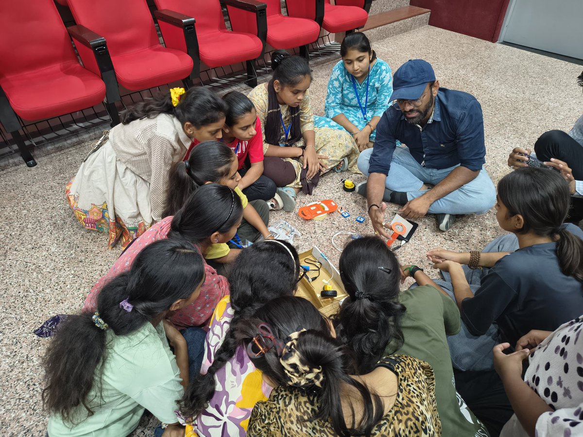kya_yaar_dhara's tweet image. Step 1: Finish Theme 1 at @RSCBhavnagar. ✅
Step 2: Question everything. 🧐
Step 3: Accidentally invent a time machine? ⏳
They spent their summer leveling up their brain cells. Science looks good on them! 🧬🔥
#StemEducation #ScienceRocks #LabLife