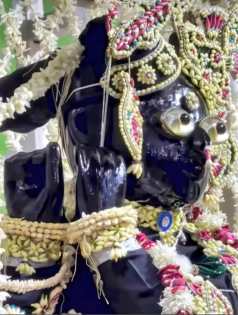 MeroBankeBihari's tweet photo. सांवरे सरकार के संध्याकाल भव्य फूल बंगला दर्शन श्री धाम वृन्दावन 💐✨

💖🌹 जय श्री कुंज बिहारी श्री हरिदास 🌹💖 https://t.co/rA4ZRFnu6f