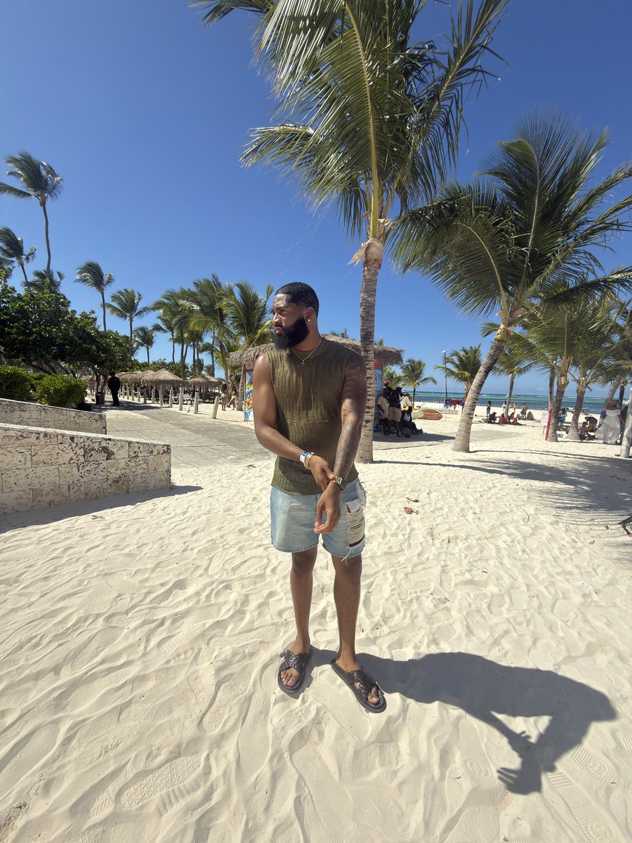 iamflashydae's tweet photo. ocean breeze - palm trees 🌴 https://t.co/Bh6Hzd6vcB