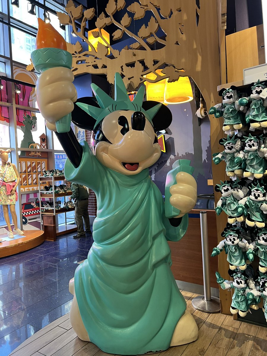 2019Yms's tweet photo. 初めてのニューヨーク✨

飛行機の遅れから初日は移動と寝るだけで終わったから今日から観光

今日はミュージカルのラッシュチケット取れなかった😭 https://t.co/A7Zu5RmHQN