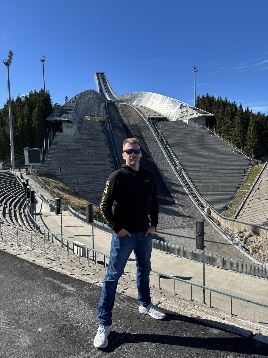 OskiSozanski's tweet image. Holmenkollen. Adam Małysz wygrywał tu pięciokrotnie. 🏆🥇

#skijumpingfamily #oslo #norway 🇳🇴