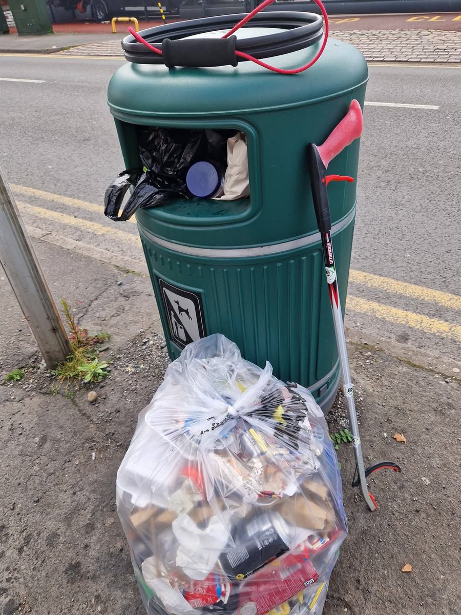Litterwatch1's tweet image. Big thanks to Heidi for today’s litter pick in Oldbury! 2 bags filled, steps clocked, and a cleaner street for us all. #Volunteers are the heartbeat of our #community—thank you for giving up your free time to make a real difference! #Oldbury #sandwell