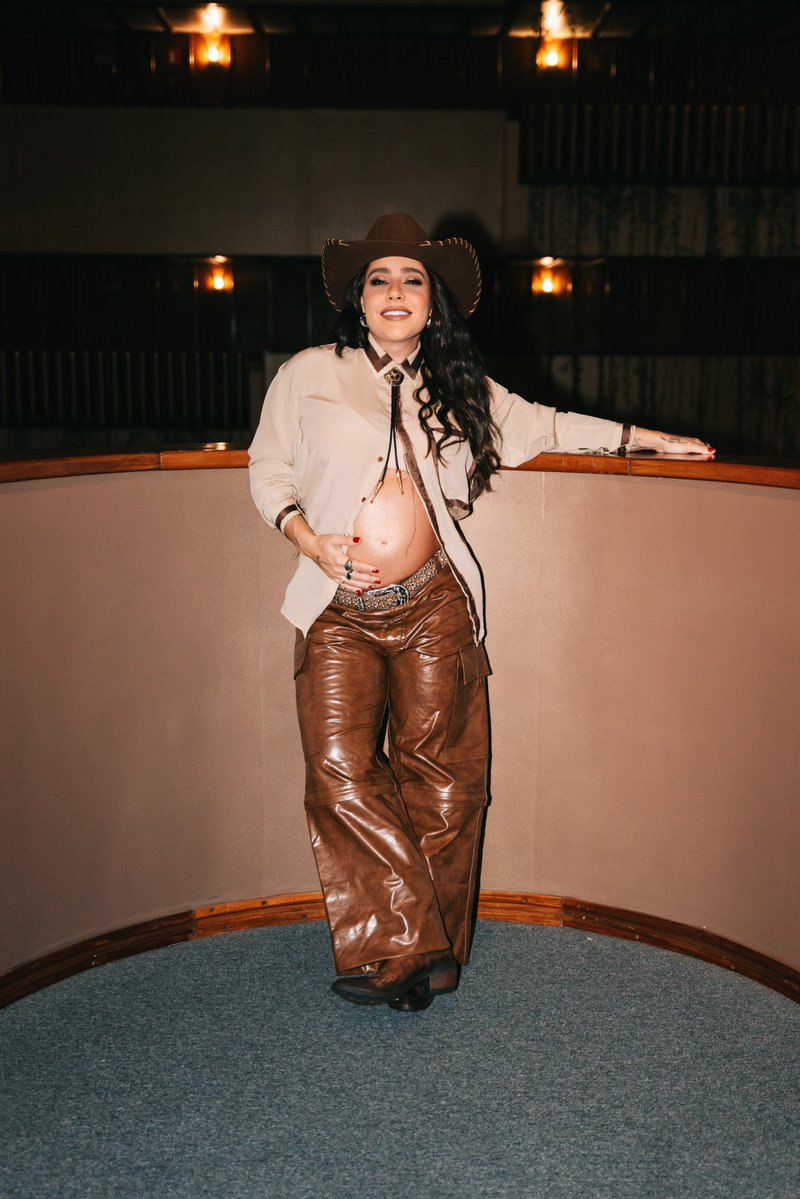 LauanaPrado's tweet image. 🤎👢🤰🏻✨💋
