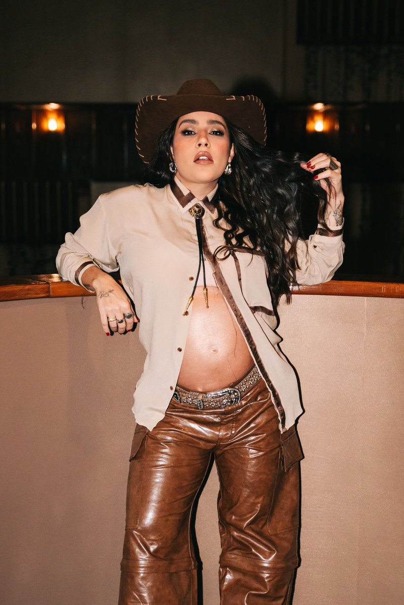LauanaPrado's tweet image. 🤎👢🤰🏻✨💋