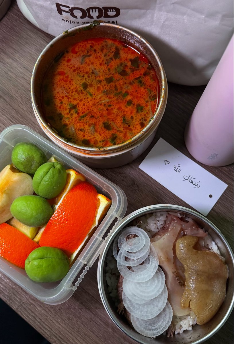 Подруга, узнав что я приболела, принесла мне горячий суп, мясо, нарезанные фрукты и горячий компот с медом😭😭 
Ну чем я заслужила а