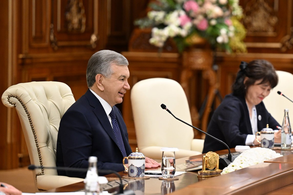 president_uz's tweet image. On the sidelines of the #ADB Annual Meeting, President Shavkat #Mirziyoyev also met with a delegation from the Republic of #Korea🇰🇷 led by Deputy Prime Minister Koo Yun-cheol. 

The parties discussed expanding trade, economic, and investment cooperation, as well as preparations