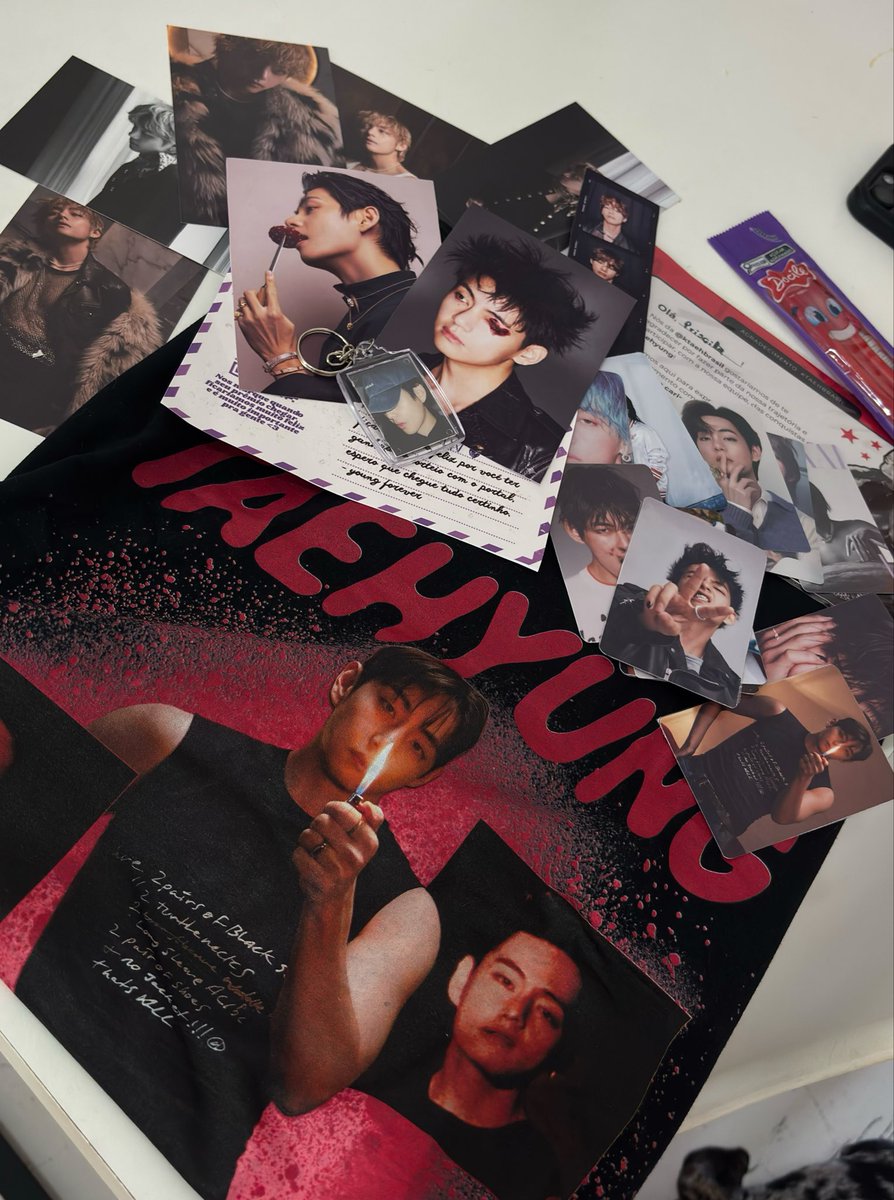 Priscil10thv's tweet photo. passando pra agradecer a @ktaehbrasil  e @lojayoung4ever  que me enviou essa camisa LINDA, ganhei no sorteio bem na semana do meu aniversário ✨ é perfeita, e veio lotada de mimos e postcards do rêvé 🤤😍 https://t.co/E3ONPKpMfN