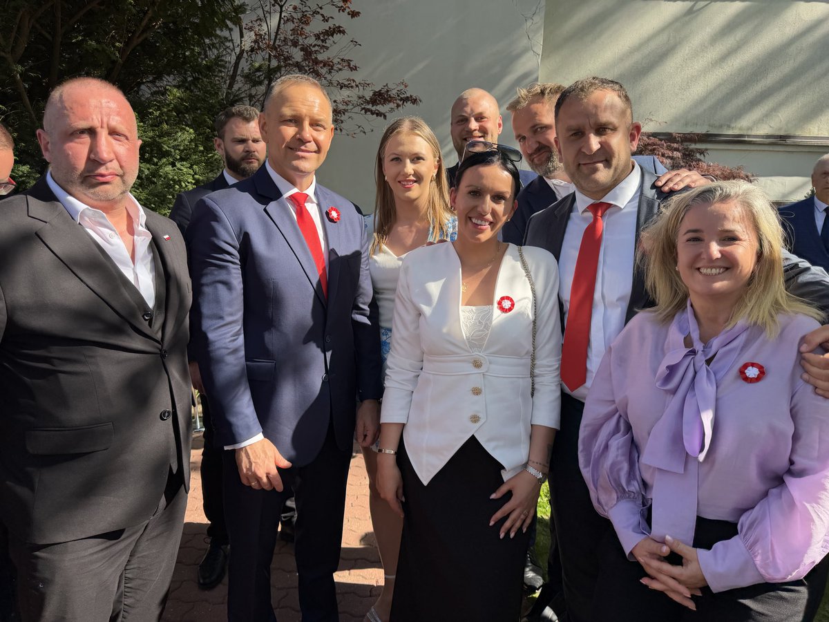 KKazyszka's tweet photo. Mieliśmy dziś zaszczyt uczestniczyć w obchodach Święta Konstytucji 3 Maja na zaproszenie Kancelarii Prezydenta RP. 🇵🇱

Podczas spotkania z Prezydentem Polski Karolem Nawrockim, aktualny mistrz Polski zawodowców w wadze ciężkiej i mistrz WBC Baltic Kacper Meyna przekazał Panu Prezydentowi podpisane rękawice ze swojej ostatniej walki w Sercu Kaszub.

Siła sportu. Siła Polski. 🇵🇱🥊

@polsatsport @DanielNawrocki_ @ringpolska @bokser_org @RingBlogpl @akosekos @RockyBoxingProm