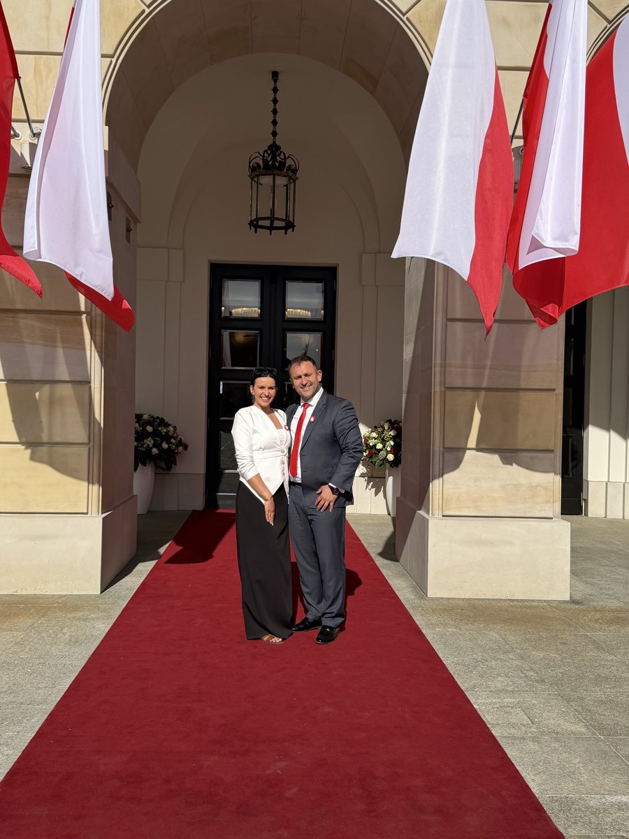 KKazyszka's tweet photo. Mieliśmy dziś zaszczyt uczestniczyć w obchodach Święta Konstytucji 3 Maja na zaproszenie Kancelarii Prezydenta RP. 🇵🇱

Podczas spotkania z Prezydentem Polski Karolem Nawrockim, aktualny mistrz Polski zawodowców w wadze ciężkiej i mistrz WBC Baltic Kacper Meyna przekazał Panu Prezydentowi podpisane rękawice ze swojej ostatniej walki w Sercu Kaszub.

Siła sportu. Siła Polski. 🇵🇱🥊

@polsatsport @DanielNawrocki_ @ringpolska @bokser_org @RingBlogpl @akosekos @RockyBoxingProm