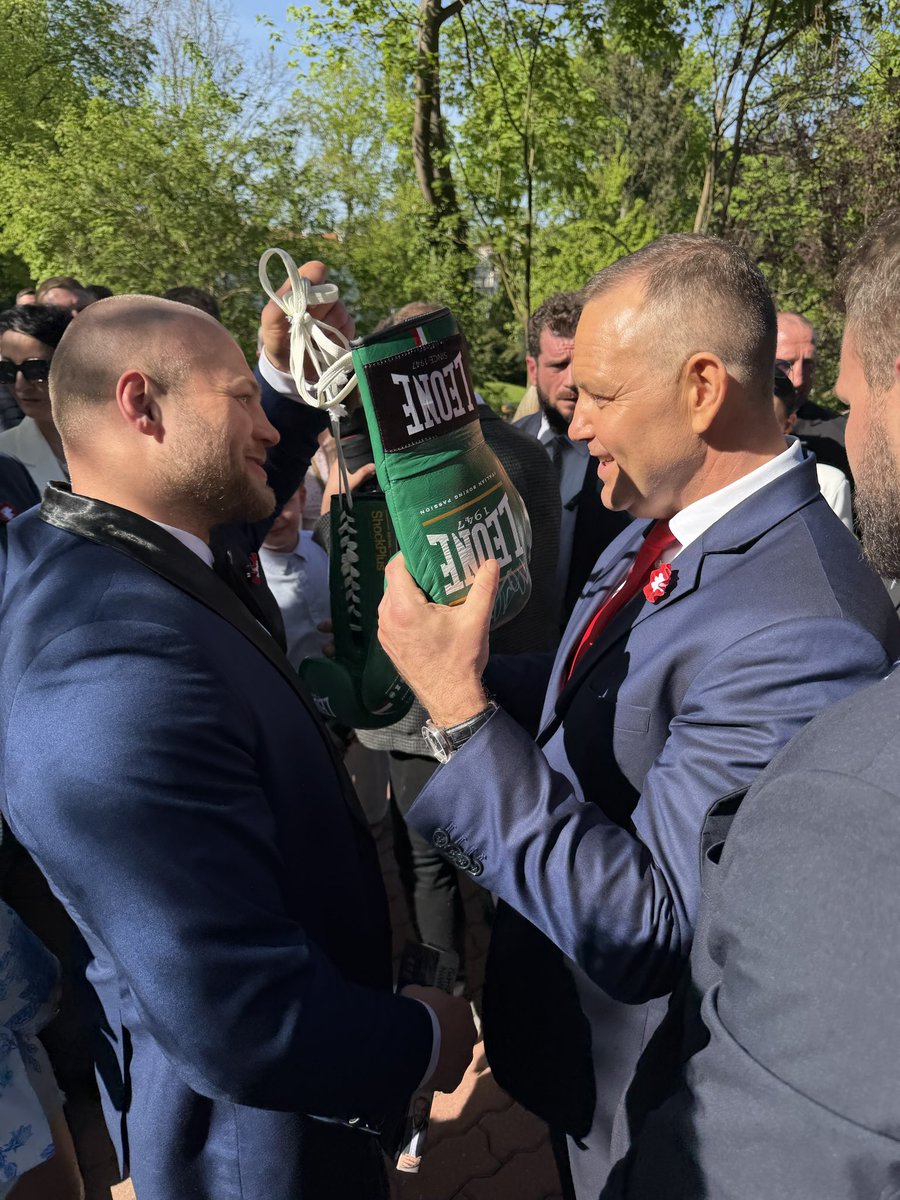 KKazyszka's tweet photo. Mieliśmy dziś zaszczyt uczestniczyć w obchodach Święta Konstytucji 3 Maja na zaproszenie Kancelarii Prezydenta RP. 🇵🇱

Podczas spotkania z Prezydentem Polski Karolem Nawrockim, aktualny mistrz Polski zawodowców w wadze ciężkiej i mistrz WBC Baltic Kacper Meyna przekazał Panu Prezydentowi podpisane rękawice ze swojej ostatniej walki w Sercu Kaszub.

Siła sportu. Siła Polski. 🇵🇱🥊

@polsatsport @DanielNawrocki_ @ringpolska @bokser_org @RingBlogpl @akosekos @RockyBoxingProm