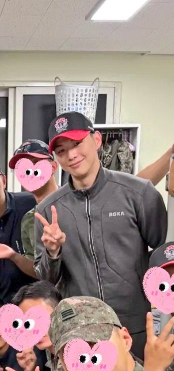 DanielK_Brasil's tweet image. Olha ele aí!!! 
DANIELLLLL!!! 
Nosso lindo líder de esquadrão, com seu boné vermelho!! ❤️😍❤️

#KangDaniel