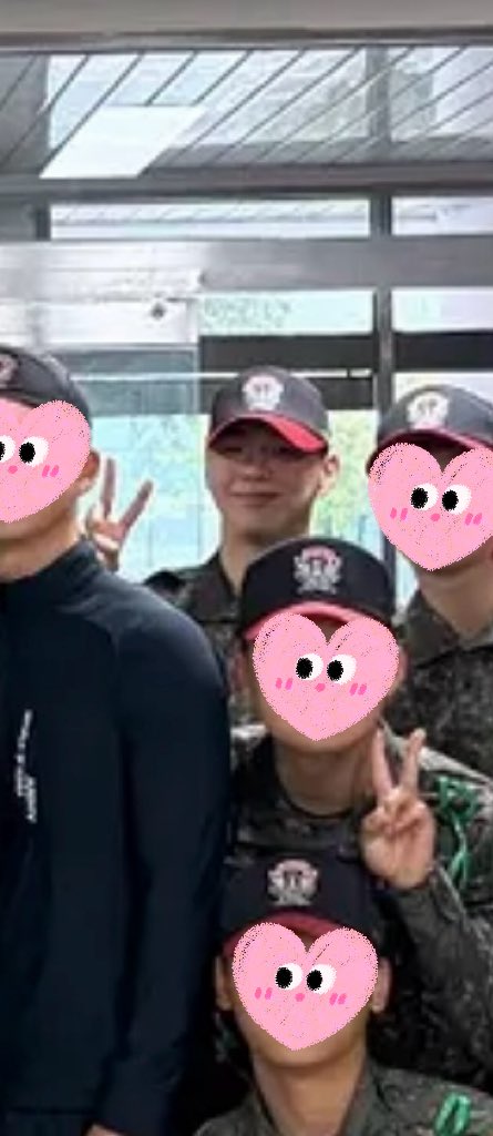 DanielK_Brasil's tweet image. Olha ele aí!!! 
DANIELLLLL!!! 
Nosso lindo líder de esquadrão, com seu boné vermelho!! ❤️😍❤️

#KangDaniel