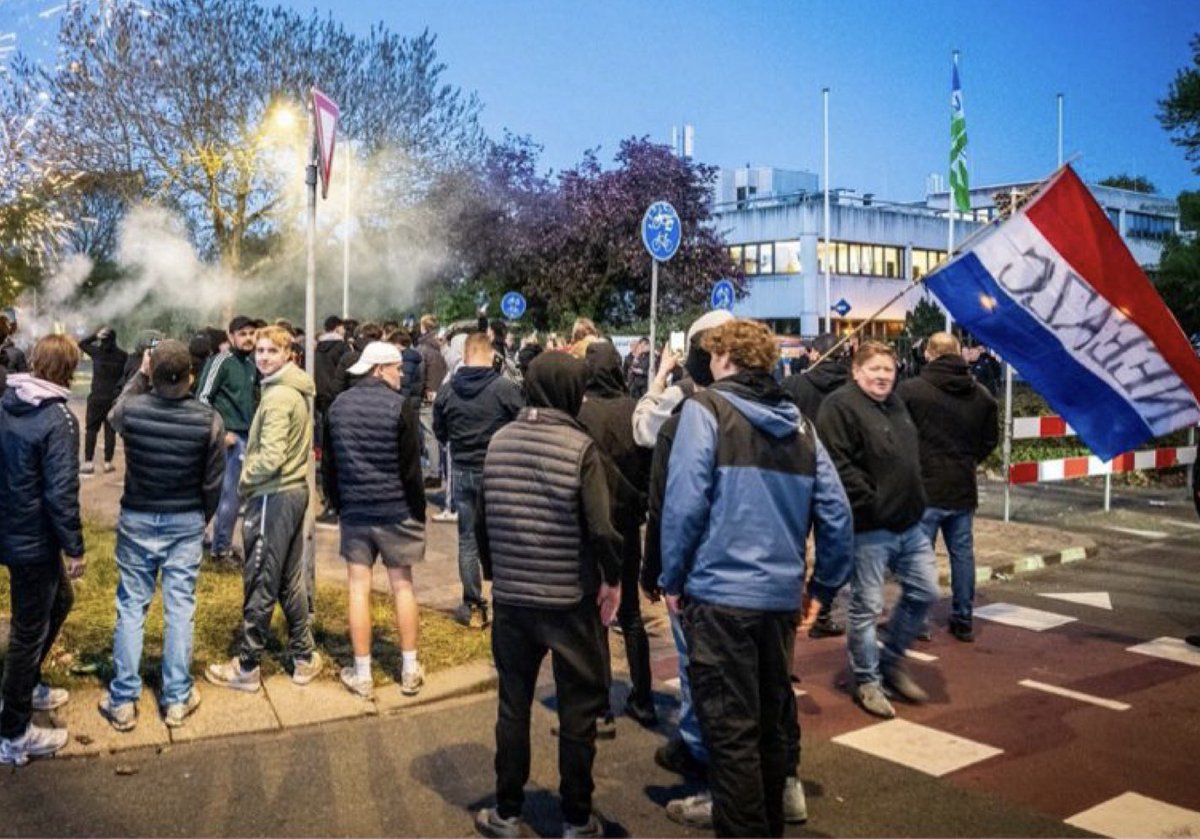 jacquelienmos's tweet image. Deze mensen? De opkomst vh gewelddadige extreemrechtse #Defend? De PVV heeft eigen asielwetgeving gesaboteerd (amendement strafbaarstelling hulp aan illegalen, tegen novelle stemmen om dat te repareren). Hoewel #Yesilgöz hier niet over gaat is idd de PVV één vd hoofdschuldigen.