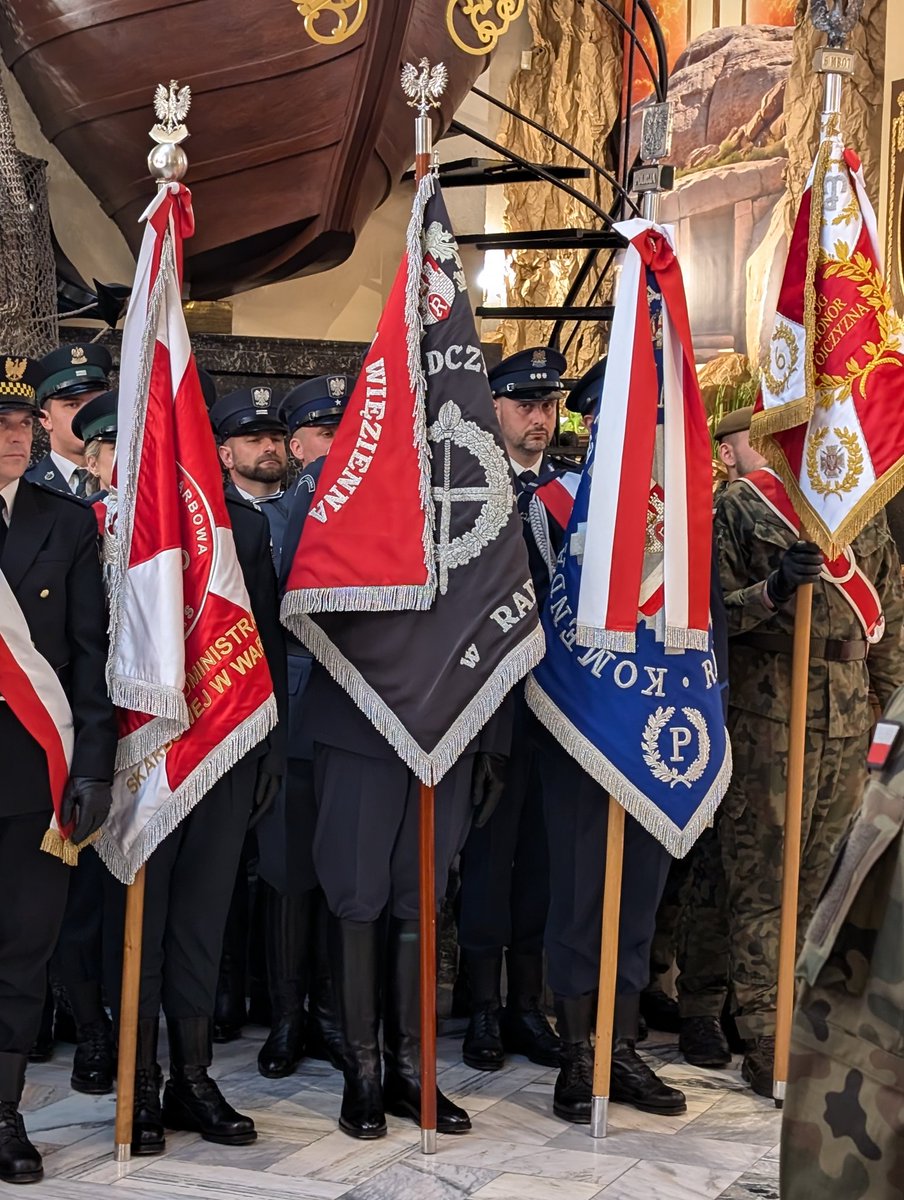 AresztR's tweet photo. 🇵🇱 3 Maja – Święto Konstytucji 3 Maja

👮‍♂️ W imieniu Dyrektora Aresztu Śledczego w Radomiu w uroczystościach uczestniczył kpt. Jarosław Modrzecki – Zastępca Dyrektora jednostki wraz z pocztem sztandarowym 🇵🇱 https://t.co/5VgnkA4iYm