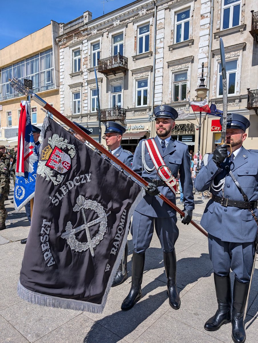 AresztR's tweet photo. 🇵🇱 3 Maja – Święto Konstytucji 3 Maja

👮‍♂️ W imieniu Dyrektora Aresztu Śledczego w Radomiu w uroczystościach uczestniczył kpt. Jarosław Modrzecki – Zastępca Dyrektora jednostki wraz z pocztem sztandarowym 🇵🇱 https://t.co/5VgnkA4iYm
