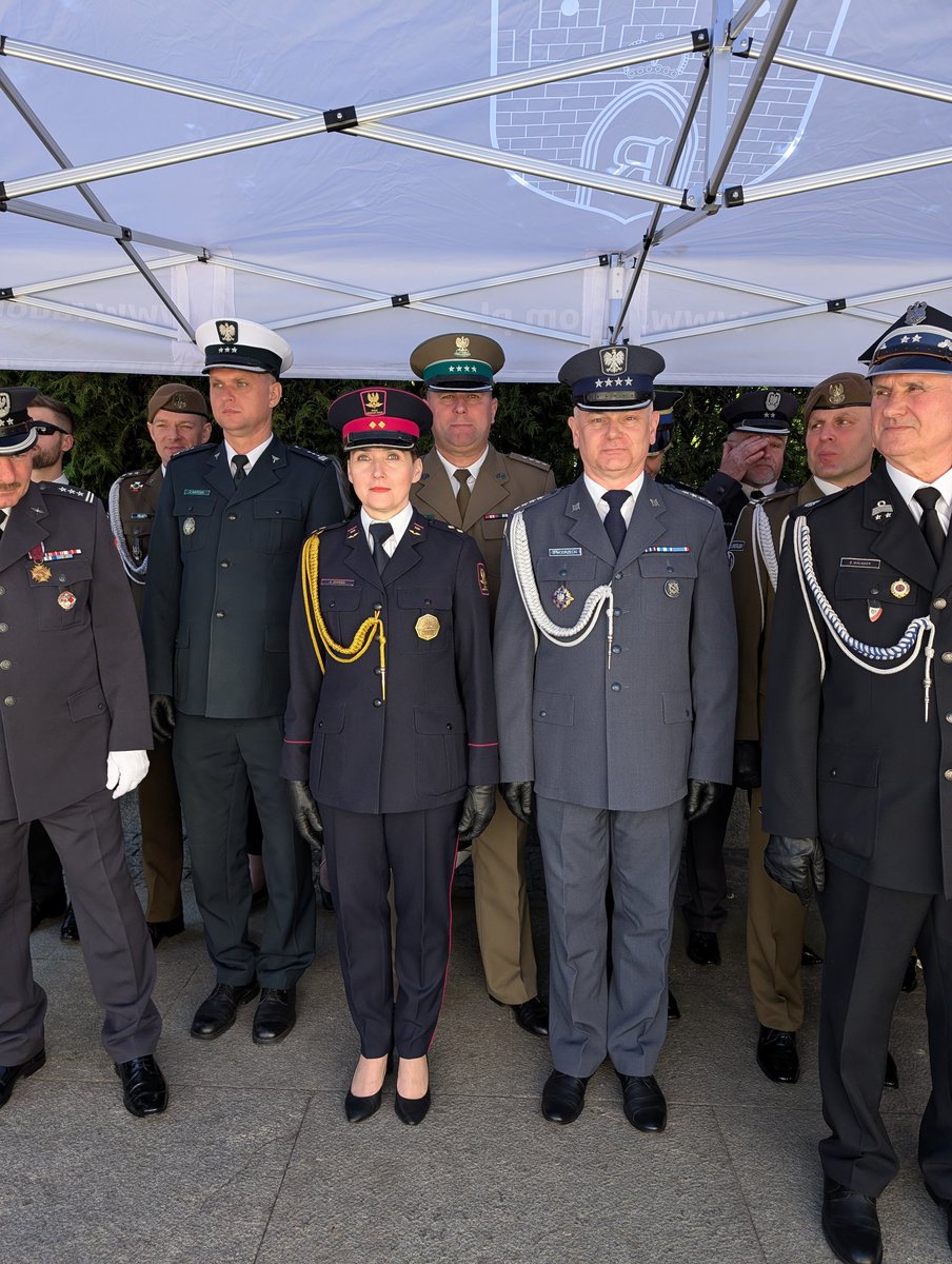 AresztR's tweet photo. 🇵🇱 3 Maja – Święto Konstytucji 3 Maja

👮‍♂️ W imieniu Dyrektora Aresztu Śledczego w Radomiu w uroczystościach uczestniczył kpt. Jarosław Modrzecki – Zastępca Dyrektora jednostki wraz z pocztem sztandarowym 🇵🇱 https://t.co/5VgnkA4iYm