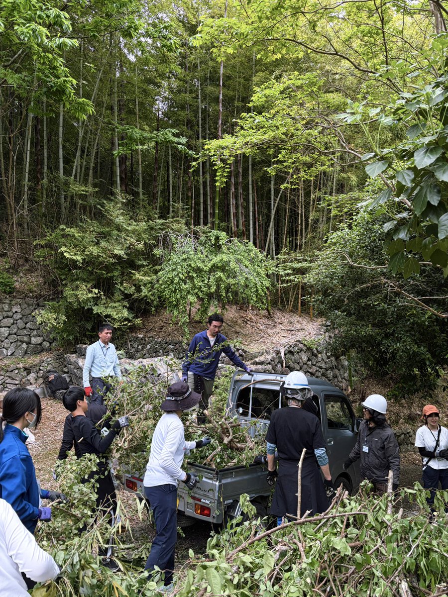 moon10_b's tweet photo. 朝から30人以上で祝詞から汗と労働、やっぱ格好良くて気持ちの良い生き方ってこれなんだよ。アーティストと田舎の親族と職人と子供連れという交わることが無いと思ってた境界線が汗で流されく感覚も、やはり最前線はここで間違って無いと確信した。 https://t.co/jl7aLO79tM