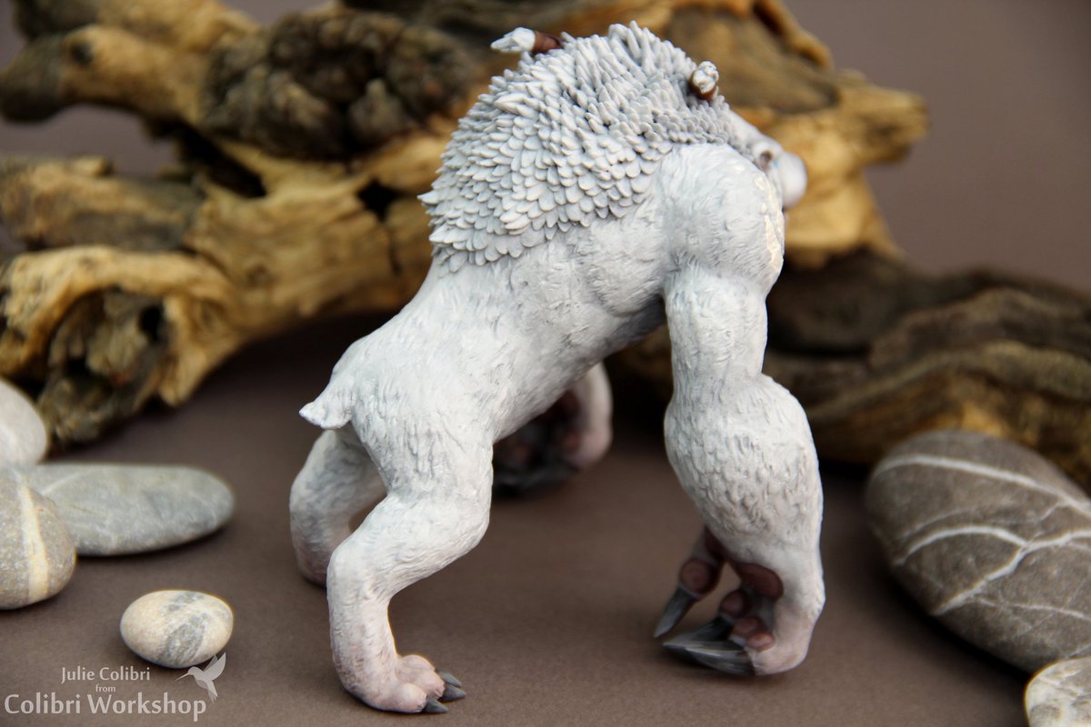 JulieColibri's tweet photo. Dimensions: length 10 cm (3.93 inches), height 9.5 cm (3.74 inches). 
Materials: air-dry clay, metal wire, aluminum foil, acrylic paints, protective acrylic varnish. 
#sculpture #art https://t.co/yzXShb8qu7