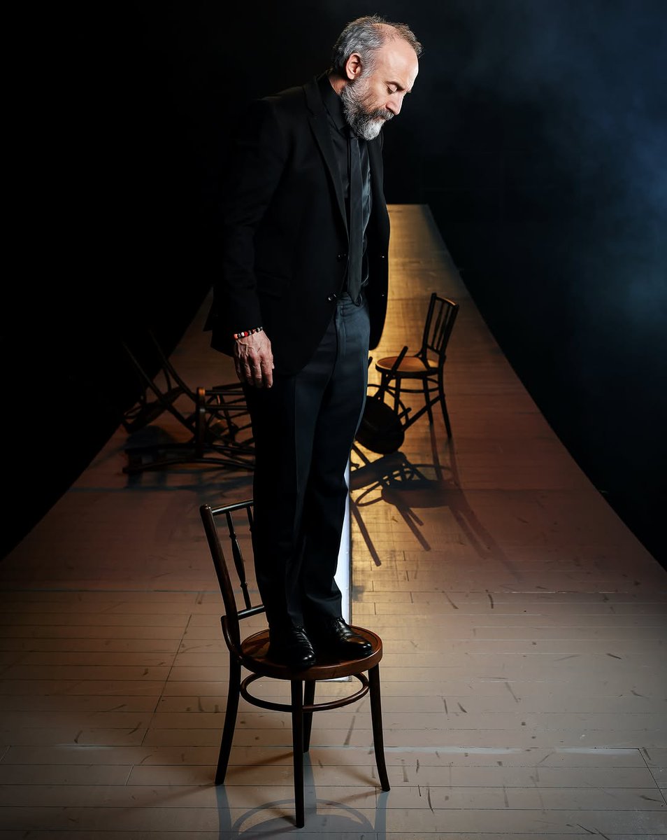 Serap_m's tweet photo. En Kral Satıcı Halit Ergenç...🌟
#HalitErgenç #SatıcınınÖlümü #tiyatro https://t.co/7WXj9ZBpW1
