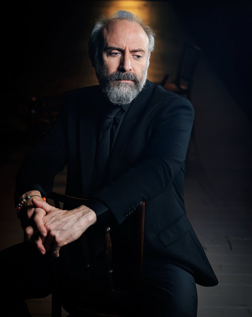 Serap_m's tweet photo. En Kral Satıcı Halit Ergenç...🌟
#HalitErgenç #SatıcınınÖlümü #tiyatro https://t.co/7WXj9ZBpW1