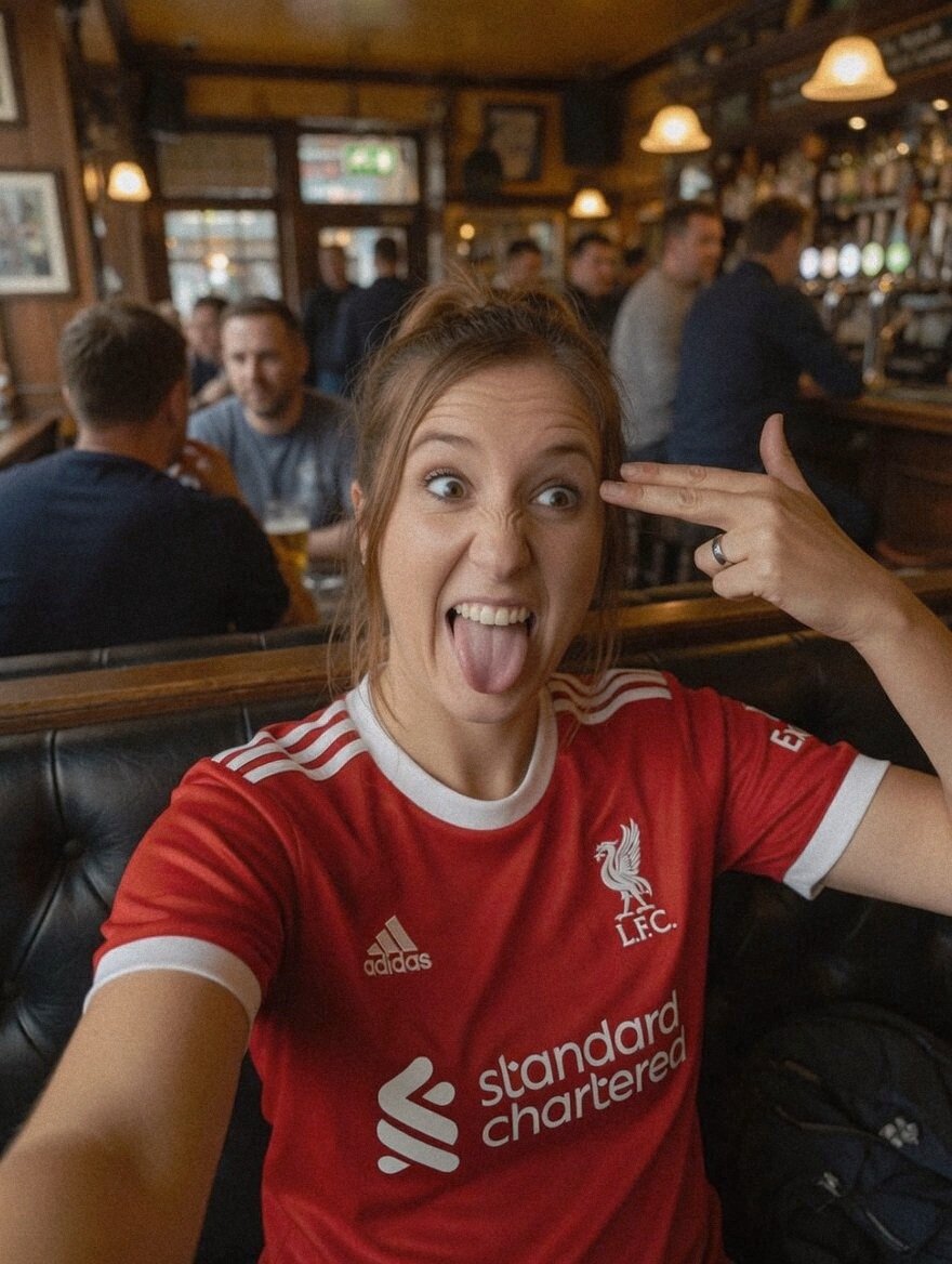 _MissROXY_'s tweet image. Paraît qu'il faut choisir entre être heureuse aux jeux ou en amour, et comme je suis très très heureuse en amour... Mais putain elle est longue cette saison quand même. Très très longue ! #Liverpool #LiverpoolFC #LFC #YNWA