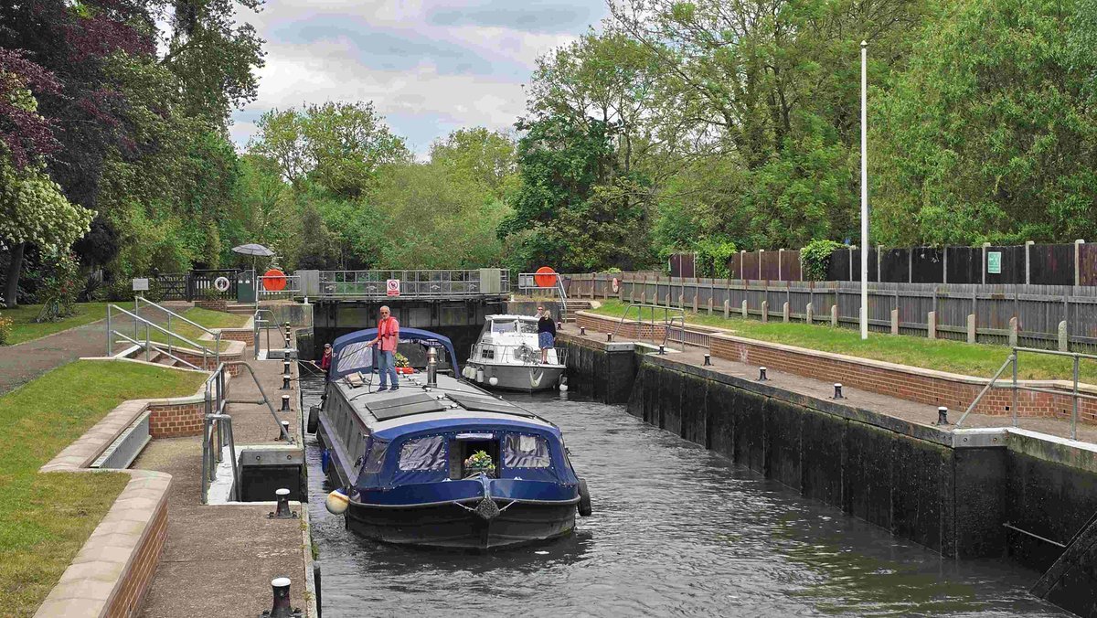 RomneyWeir's tweet image. Traffic at my lock #Thames #boating #Windsor