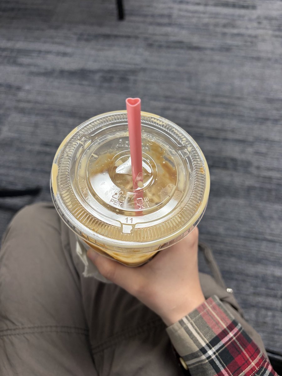 Teh_Gapple420's tweet image. This latte I’m drinking is rlly good. It’s Biscoff cookie flavored! 
N look! The straw is a heart!! So cute! (*≧∀≦*)
#coffee #randompost #kawaii