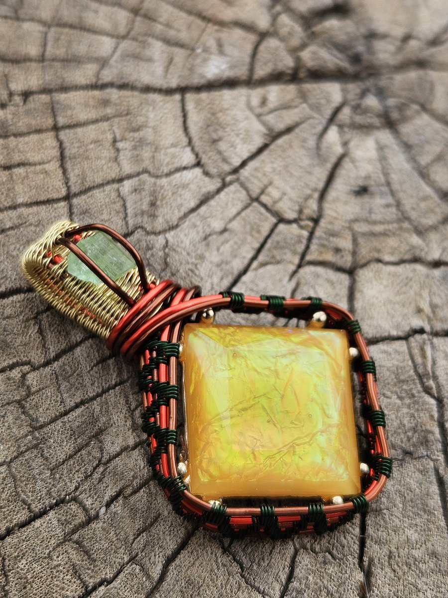 M7_Designs's tweet image. Funky Piece 

Fashion Jewelry Acrylic/Resin Piece with Green Tourmaline in the bail.

Fun piece and cool color combo.

#Handmade #create #neverstopwrapping #greentourmaline #greendrafter