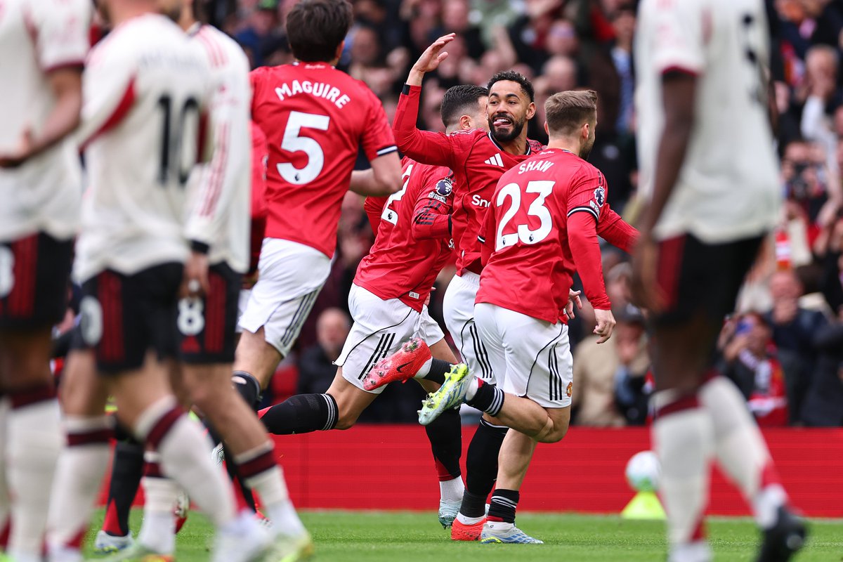 TyCSports's tweet image. ¡LOS DIABLOS ROJOS EN VENTAJA AL DESCANSO!

Al término de los primeros 45 minutos, #ManchesterUnited vence 2-0 al #Liverpool con goles de Matheus Cunha y Benjamin Šeško. Alexis Mac Allister integra el once titular de los dirigidos por Arne Slot. #PremierLeague

📸 Getty Images
