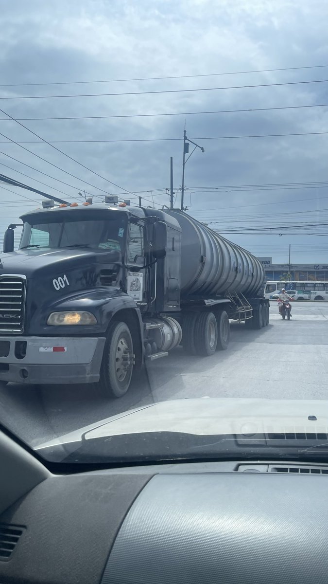 frankdesign11's tweet photo. @CTEcuador @ATMGuayaquil @ATM_Transito Todos los días es la misma porquería, esta es la salida a Vía Daule de una sola vía de la Big cola correspondiente a los que salimos del sector de Villa Bonita y vivimos este peligro todos los días por estos irresponsables en contra vía https://t.co/nGlTUB3LFY