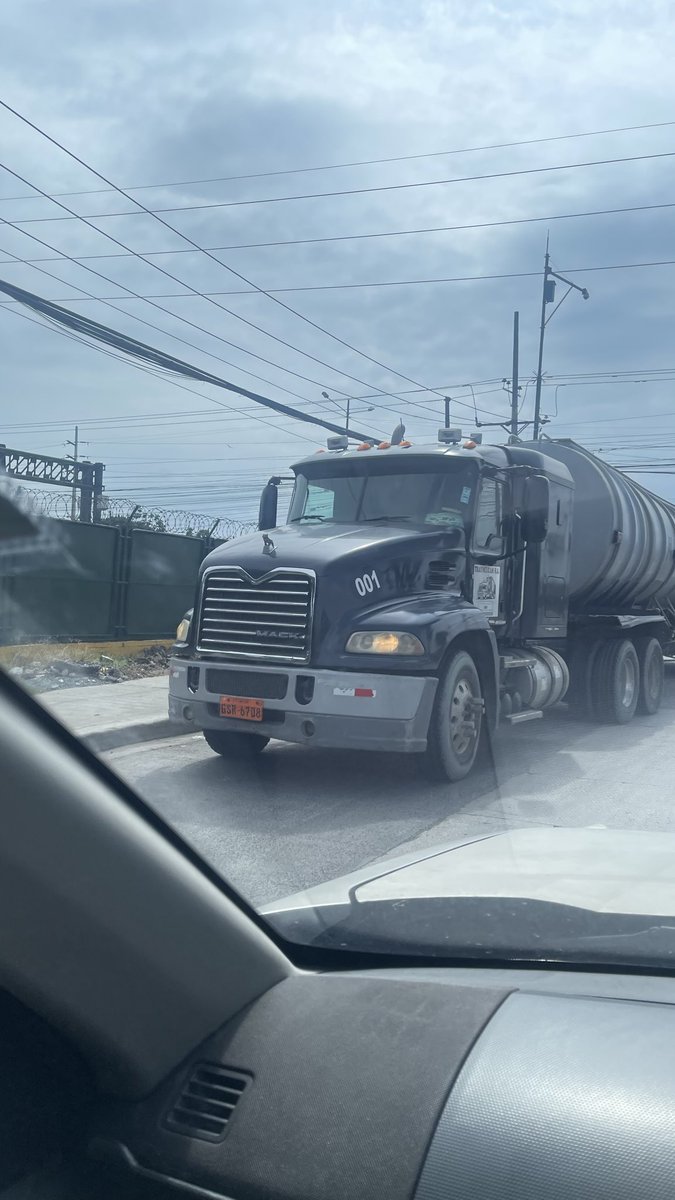frankdesign11's tweet photo. @CTEcuador @ATMGuayaquil @ATM_Transito Todos los días es la misma porquería, esta es la salida a Vía Daule de una sola vía de la Big cola correspondiente a los que salimos del sector de Villa Bonita y vivimos este peligro todos los días por estos irresponsables en contra vía https://t.co/nGlTUB3LFY