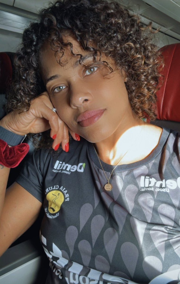 userheitor's tweet photo. ADENIZIA É O NOME DELA, MVP DA NOSSA CAPITÃ 💛🖤🏆 https://t.co/lBttx6c45A