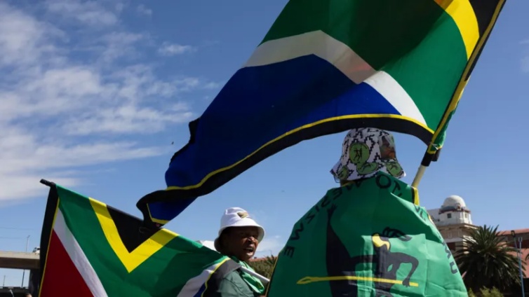 GitficNews's tweet image. Nigeria summons South African envoy over attacks on its nationals

Full details: gitficonline.com

#GiTFICAgenda2031 (#GlobalDebtinitiative , and #AfCFTA)