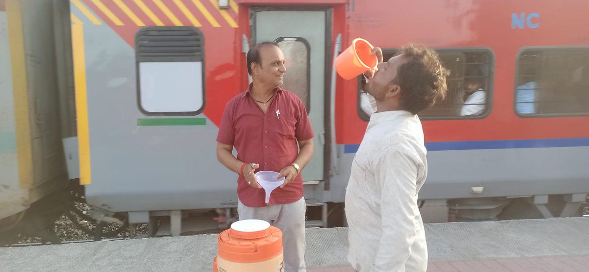 RatlamDRM's tweet photo. गर्मी में सेवा का सच्चा उदाहरण 💧🚆

रतलाम रेल मंडल के बड़नगर रेलवे स्टेशन पर रेल उपभोक्ता संघ बड़नगर के समर्पित जलदूत 5 अप्रैल से प्रतिदिन सुबह 11 बजे से शाम 6 बजे तक 7-8 ट्रेनों के प्रत्येक कोच में ठंडे जल की निःस्वार्थ सेवा दी जा रही है।

यह पहल न सिर्फ यात्रियों को राहत देती है, बल्कि सामाजिक सेवा और मानवता की मिसाल भी पेश करती है।

#SevaHiSankalp #RailSeva #PassengerCare #IndianRailways