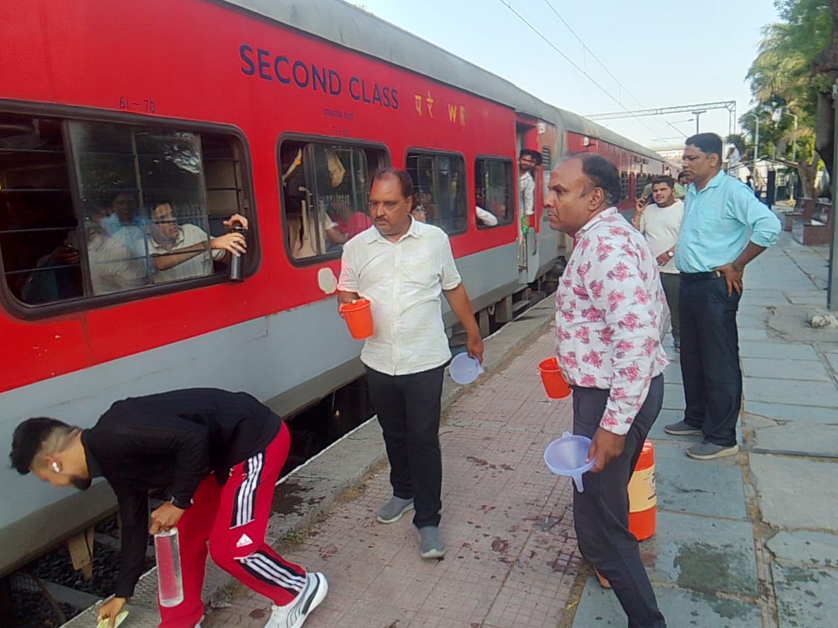 RatlamDRM's tweet photo. गर्मी में सेवा का सच्चा उदाहरण 💧🚆

रतलाम रेल मंडल के बड़नगर रेलवे स्टेशन पर रेल उपभोक्ता संघ बड़नगर के समर्पित जलदूत 5 अप्रैल से प्रतिदिन सुबह 11 बजे से शाम 6 बजे तक 7-8 ट्रेनों के प्रत्येक कोच में ठंडे जल की निःस्वार्थ सेवा दी जा रही है।

यह पहल न सिर्फ यात्रियों को राहत देती है, बल्कि सामाजिक सेवा और मानवता की मिसाल भी पेश करती है।

#SevaHiSankalp #RailSeva #PassengerCare #IndianRailways